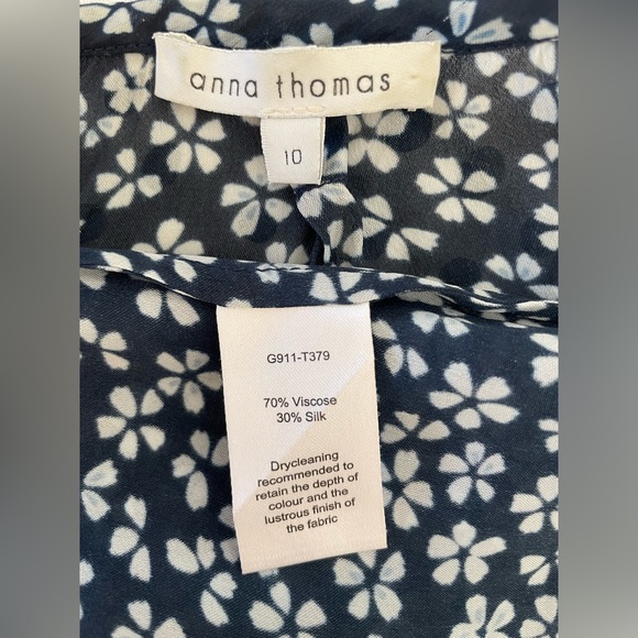 Anna Thomas size 10 cap sleeve blue floral top - Picture 4 of 4